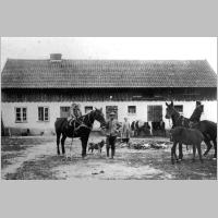 070-0089 Auf dem Hof Just in Agnesenhof. Mutter Lydia Gisela und Werner auf dem Pferd und Vater Just.jpg